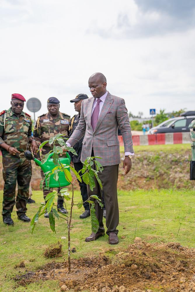 PresidenceGA's tweet photo. Après avoir participé à la clôture des Journées de l’Industriel ce samedi 22 mars 2025, le Président de la République s’est rendu sur la voie de contournement de Libreville pour participer à une opération de reboisement.

𝐏𝐨𝐮𝐫 𝐩𝐥𝐮𝐬 𝐝’𝐢𝐧𝐟𝐨𝐫𝐦𝐚𝐭𝐢𝐨𝐧𝐬 : https://t.co/xZNCQax4Xe