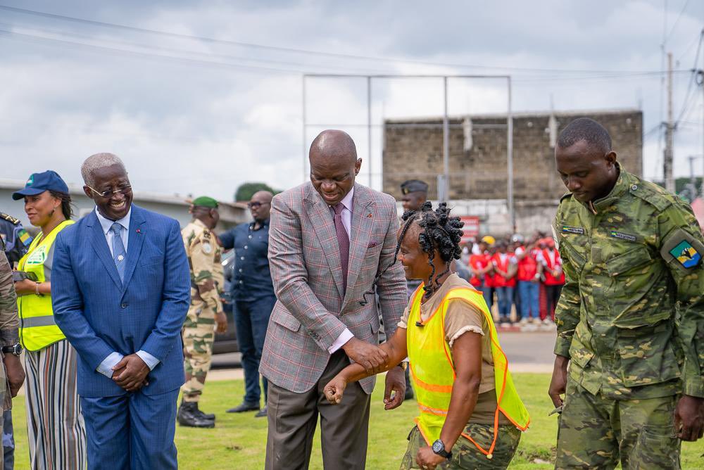 PresidenceGA's tweet photo. Après avoir participé à la clôture des Journées de l’Industriel ce samedi 22 mars 2025, le Président de la République s’est rendu sur la voie de contournement de Libreville pour participer à une opération de reboisement.

𝐏𝐨𝐮𝐫 𝐩𝐥𝐮𝐬 𝐝’𝐢𝐧𝐟𝐨𝐫𝐦𝐚𝐭𝐢𝐨𝐧𝐬 : https://t.co/xZNCQax4Xe