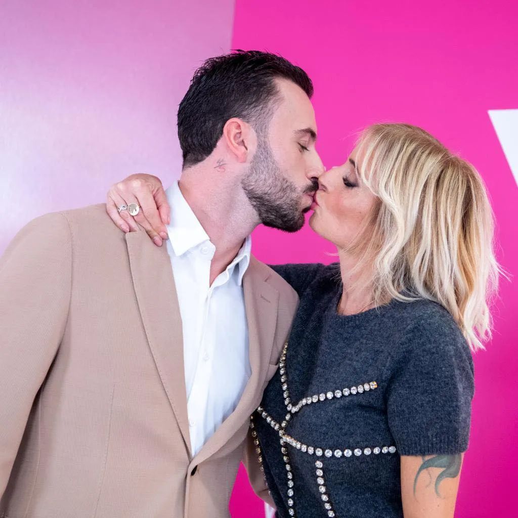 "È ufficiale, a settembre ci sposiamo, ovviamente Penelope e Ginevra porteranno le fedi"  
Veronica Peparini e Andreas Muller fanno il grande annuncio. Nonostante i 25 anni di differenza (lui 28 anni, lei 53) il loro amore continua a far sognare l'Italia intera.