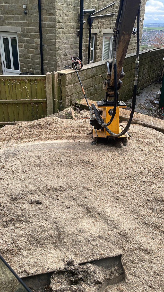 robustrack's tweet photo. Stump grinder FC21 doing what it does best 💪
#treesurgeon #stumpgrinder #excavatorattachments https://t.co/uJPezQILGd