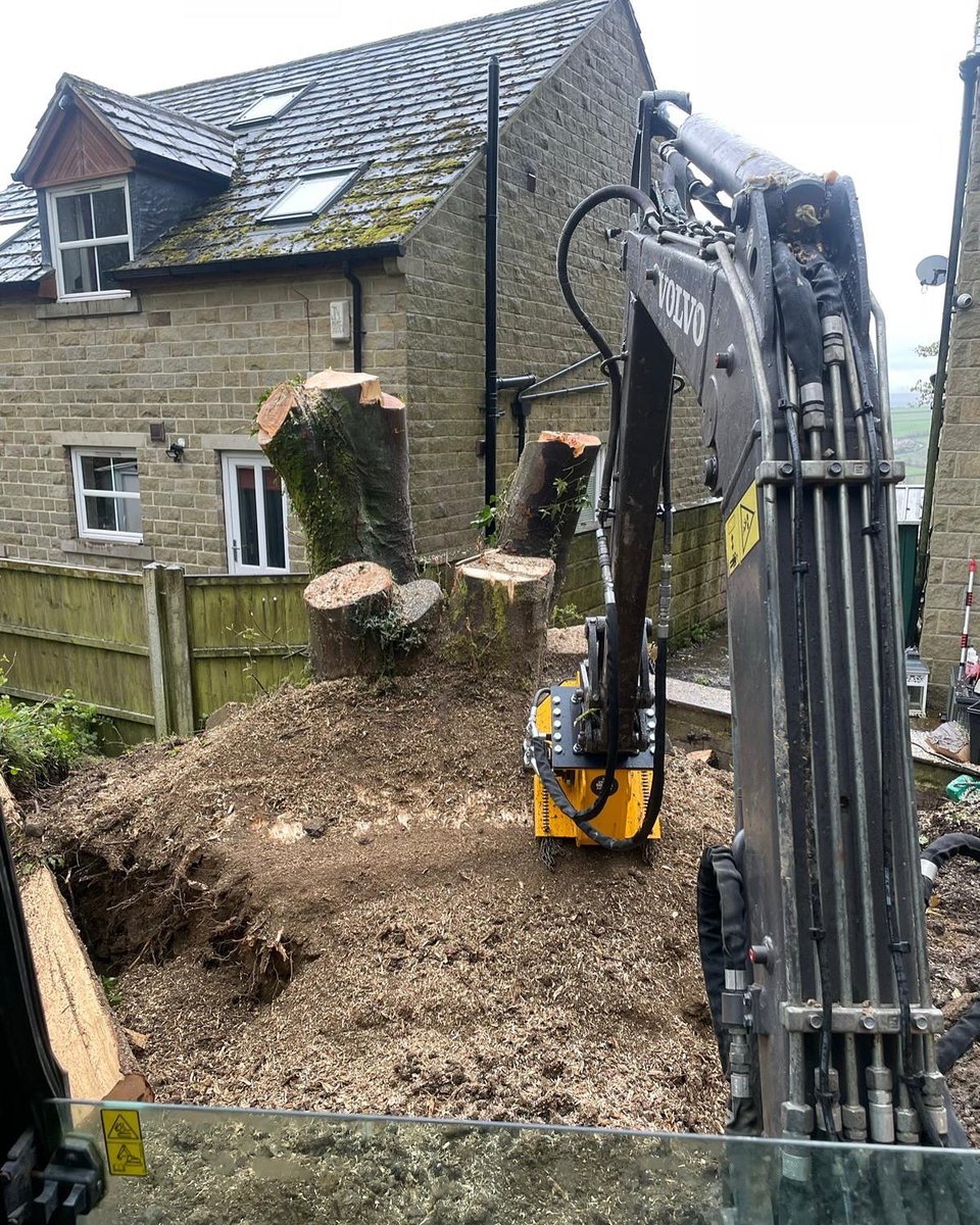 robustrack's tweet photo. Stump grinder FC21 doing what it does best 💪
#treesurgeon #stumpgrinder #excavatorattachments https://t.co/uJPezQILGd