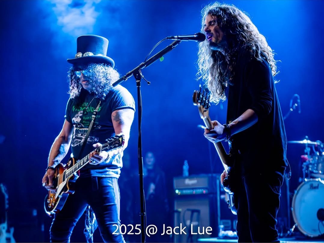 SlashNews1's tweet photo. Slash performing last night at Dorothy's show at the El Rey Theatre in L.A.
Ph: Jack Lue https://t.co/JdJxD5aDD9