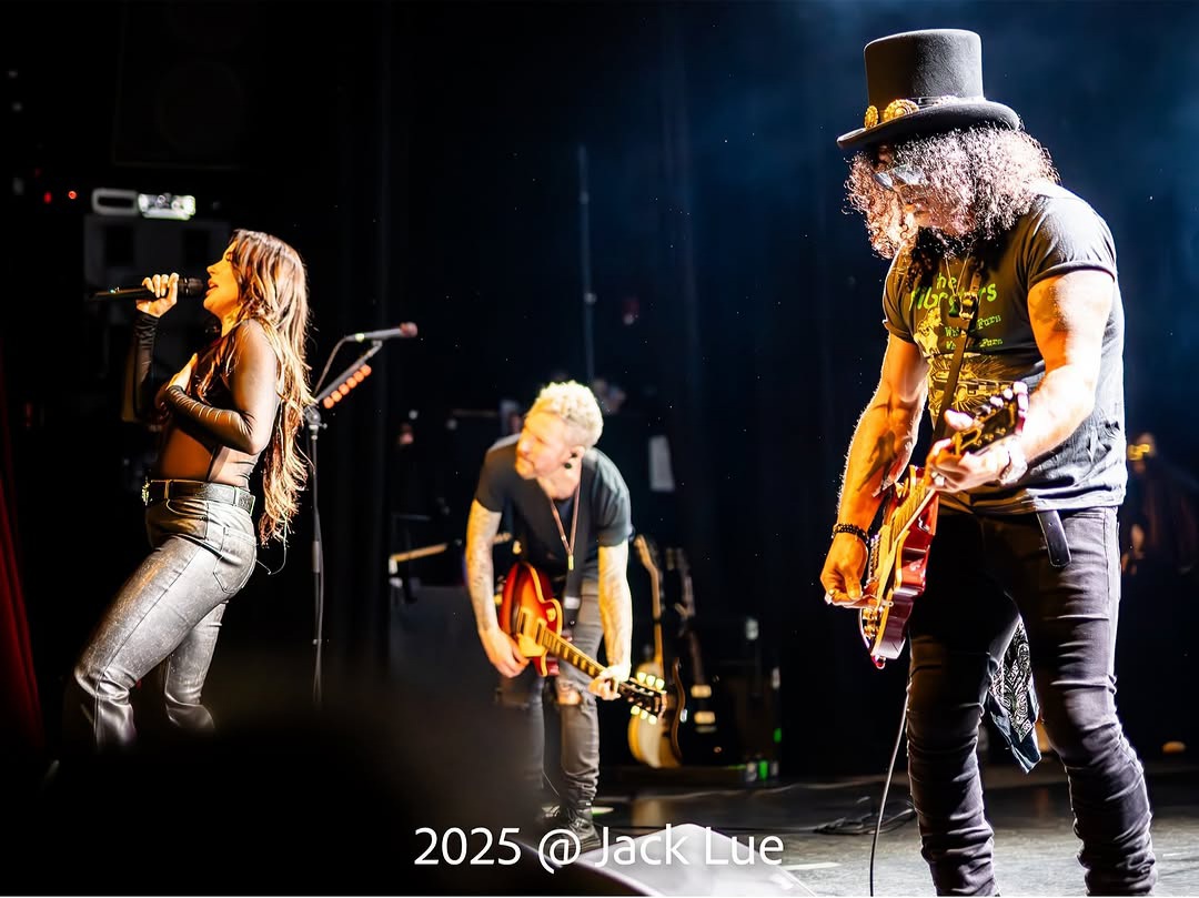 SlashNews1's tweet photo. Slash performing last night at Dorothy's show at the El Rey Theatre in L.A.
Ph: Jack Lue https://t.co/JdJxD5aDD9