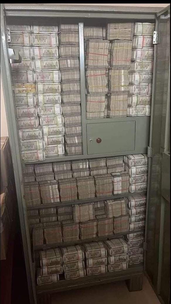 lockinonbase's tweet image. Big money moves only. 💰