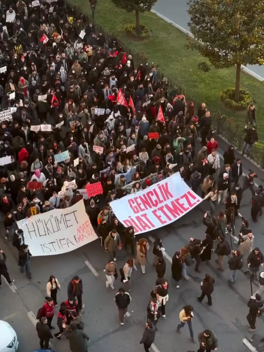 Saatlerdir Çağlayan Adliyesi’nde ifadeleri vermek üzere bekletilen gençler, açıklama yapılmadan gözaltı süreleri uzatılarak Vatan Emniyet’e geri götürülüyor. 

Maruz kaldığımız polis şiddetinin ardından şimdiyse yargı tarafından hukuksuzluğa uğruyoruz. Arkadaşlarımıza özgürlük,