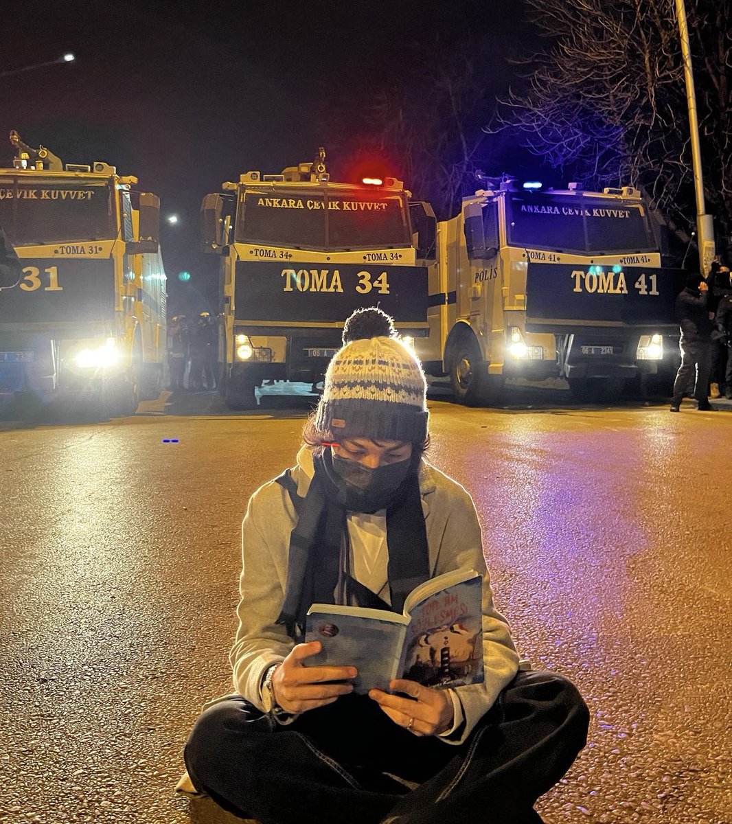 Dünyayı güzellik kurtaracak, kitap okumakla, hayır demekle, olmaz demekle, haksızlığa karşı durmakla başlayacak her şey.
