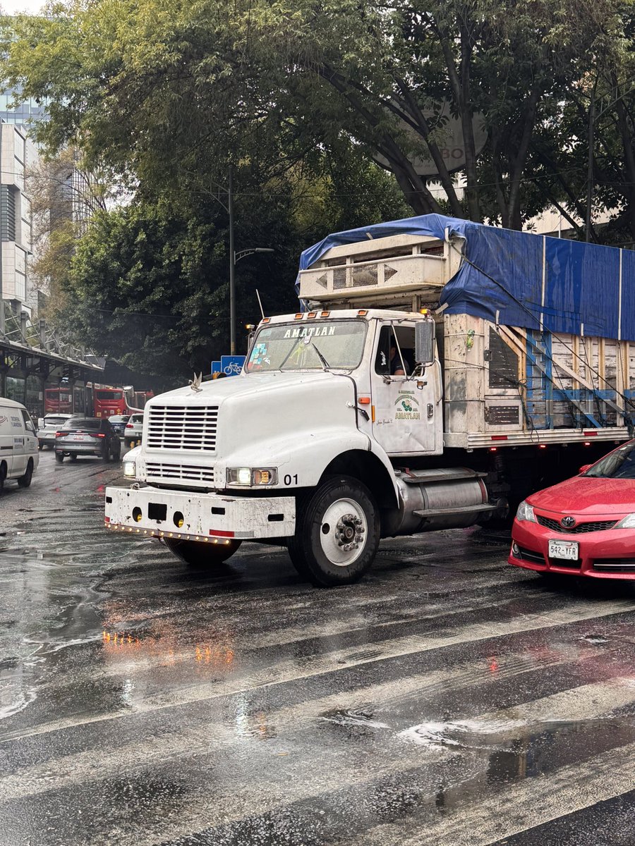 arqvallejo's tweet photo. @LaSEMOVI ¿que se puede hacer en este caso? Este camión sin placas, obstruyendo el paso peatonal, poniendo en riesgo a los peatones. Circulaba sobre eje 6 Holbein, en el cruce con Insurgentes Sur, https://t.co/HALXa4KQMp