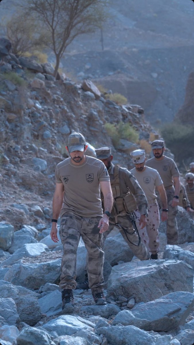 نمشي على ( درب ) ما توطاه الاقدامي ￼￼
وإن وعرت الأرض يعجبني المشي فيها ￼

#محمد_بن_راشد_ال_مكتوم

#فزاع