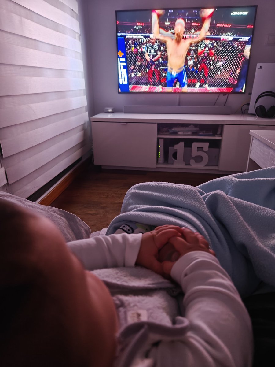 MMASINLIMITES's tweet photo. Esto de que mi hijo con 7 meses se quede embobado viendo la UFC conmigo mola 👶🏻☺️

#UFCLondon #UFCMax https://t.co/2fgAZvdHW0