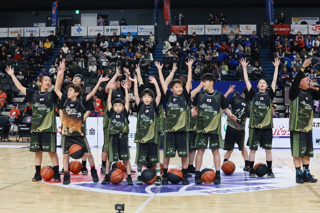 samryzm's tweet photo. ライジングな皆さん、ぜひ連勝を🔥

侍BALLERSそして子どもたちもみんな無事に入国しました🇺🇸長旅をがんばった子ども達へ思わずハドル笑

アメリカにもみなさんの熱さ届いています📣

福岡一丸‼️

#ライジングゼファーフクオカ

https://t.co/8ThLAbzxEi https://t.co/SeD5S4BrGM