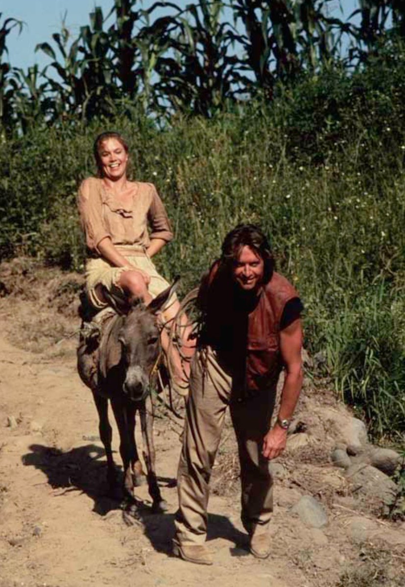 HWDudes100's tweet photo. Kathleen Turner, Michael Douglas, Robert Zemeckis, Danny DeVito, Zach Norman, and Mary Ellen Trainor, on the set of
"Romancing the Stone," most of which was filmed in Mexico in 1983. https://t.co/Nloy2kWbwA