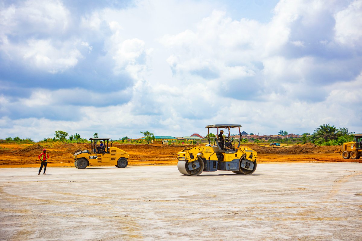 We also inspected the ongoing upgrade of the Samuel Ladoke Akintola Airport to an international airport. Work is progressing on the new terminal building and the expansion of the runway to accommodate bigger aircraft.