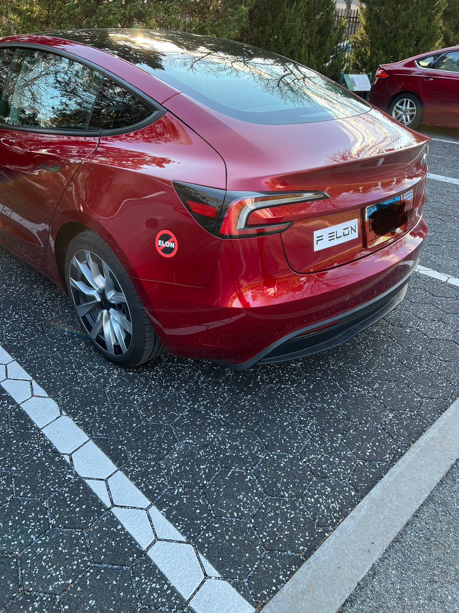 MatthewMor70359's tweet photo. @elonmusk WTF! I seen this in the parking lot today🤦🏻‍♂️ https://t.co/8xULSw2Azi