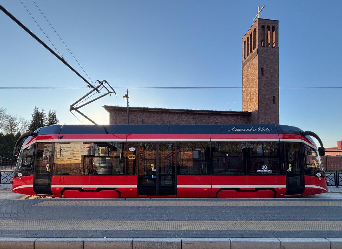 josviaque's tweet photo. Linia #tramwaj.owa 38 w #Bytom.iu to jedna z najkrótszych i najbardziej klimatycznych w #PL. Po przebudowie ul. Piekarskiej wydłużono ją do pl. Sikorskiego. W tygodniu jeżdżą na niej #Moderus.y MF10, a w dni wolne także historyczna eNka. 🚋 #Modertrans #Śląsk #GórnyŚląsk https://t.co/L1a6HoSdtm