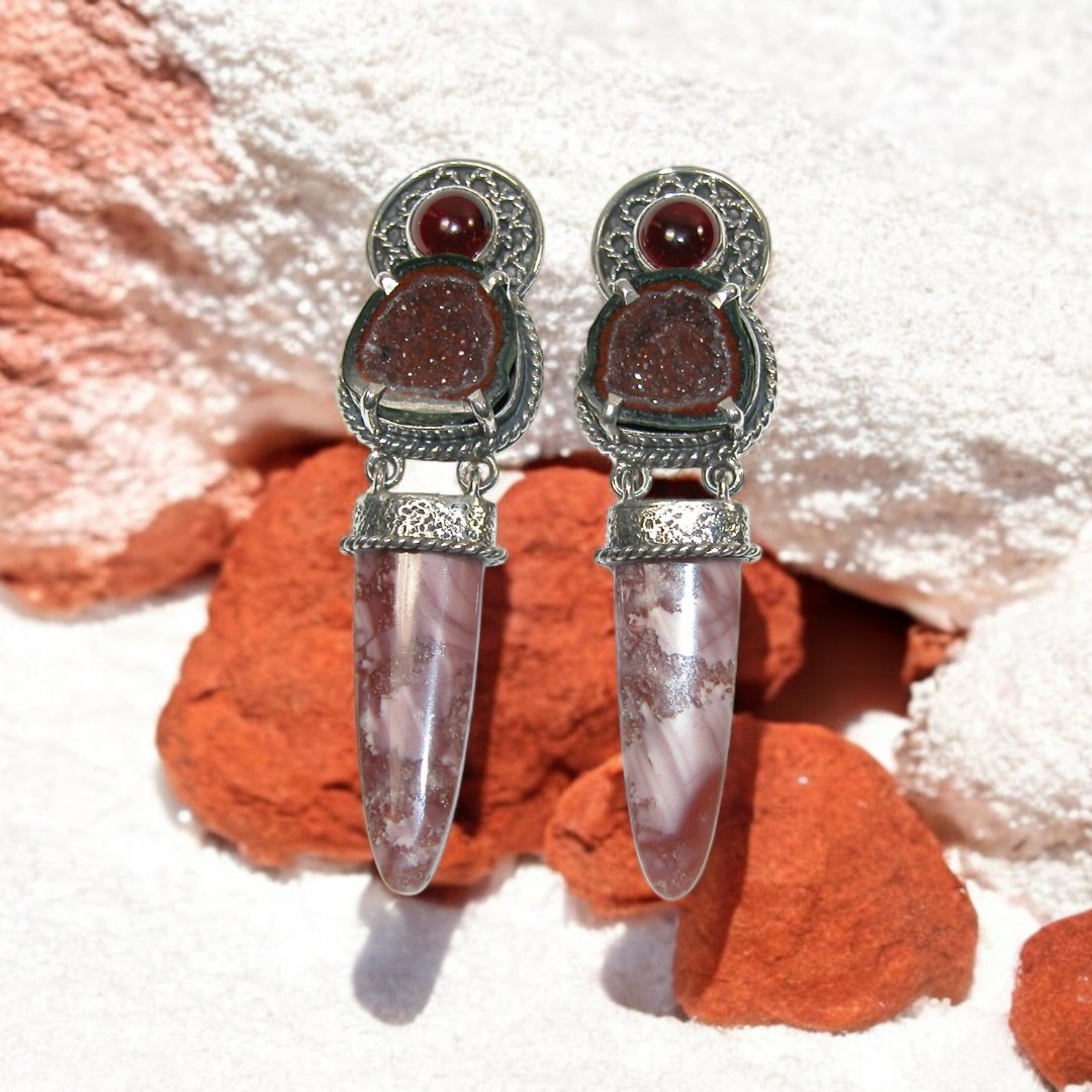 Amykahnrussell's tweet image. Natural geodes, in earrings! How cool  #GeodeJewelry #NaturalJewelry #EarringDesign #GemstoneEarrings #AmyKahnRussell #HandmadeJewelry