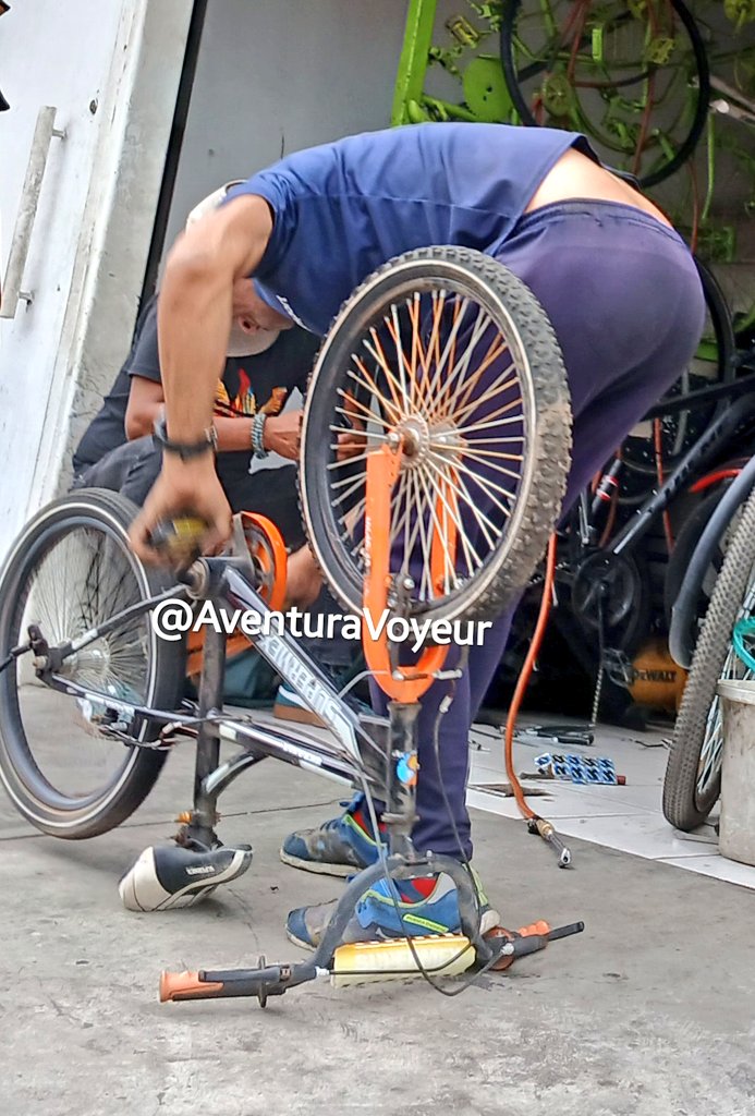 AventuraVoyeur's tweet photo. Alguien que quiera que le arreglen las llantitas 🤓😊 de su bici# #SabadoDeMorboYProvocación https://t.co/paCwLlCshR