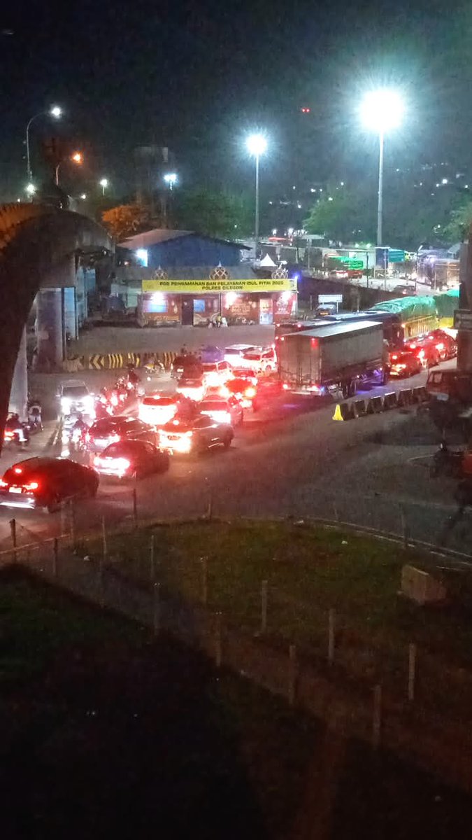 Pantauan Pelabuhan Merak ASDP Pukul 03:00, Mulai macet di pintu Utama Reguler.
Sudah mulai diisi Pemudik dari arah Jakarta disertai mobil truk yang masih menyebrang ke Pelabuhan Bakau.

Buat yang Mudik Stay Safe.

#radarbanyumas 
#Mudik2025 #PelabuhanMerakASDP