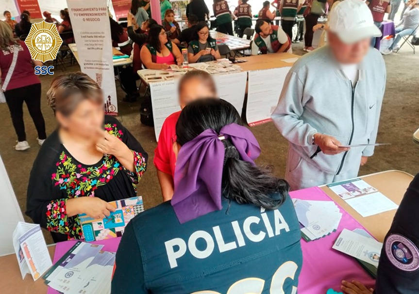 SSC_CDMX's tweet photo. ¡Estamos presentes en la Caravana #EresConOrgullo! 🏳️‍🌈🏳️‍⚧️

Personal de Prevención y Promoción de la #IgualdadSustantiva de la #UnidadEspecializadaDeGénero de la #SSC participa durante este evento de la Dirección de #DiversidadSexual y #DerechosHumanos de la @bienestarmx.  Un paso más para promover una cultura inclusiva y acercar los servicios de la #Policía a la comunidad #LGBTTTIQ+. 👮🏻‍♀️👮🏻🫱🏻‍🫲🏼