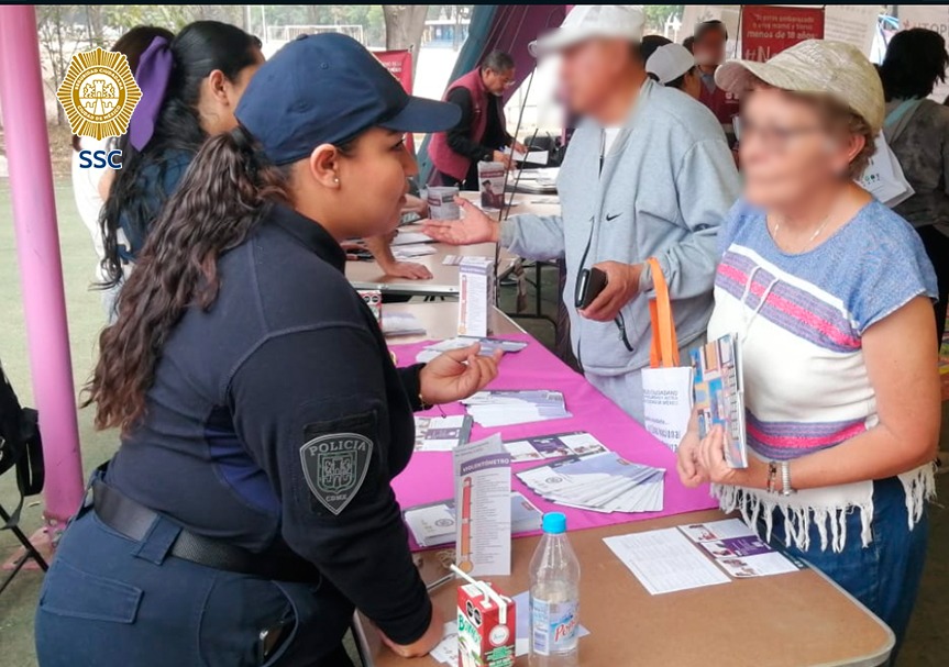 SSC_CDMX's tweet photo. ¡Estamos presentes en la Caravana #EresConOrgullo! 🏳️‍🌈🏳️‍⚧️

Personal de Prevención y Promoción de la #IgualdadSustantiva de la #UnidadEspecializadaDeGénero de la #SSC participa durante este evento de la Dirección de #DiversidadSexual y #DerechosHumanos de la @bienestarmx.  Un paso más para promover una cultura inclusiva y acercar los servicios de la #Policía a la comunidad #LGBTTTIQ+. 👮🏻‍♀️👮🏻🫱🏻‍🫲🏼