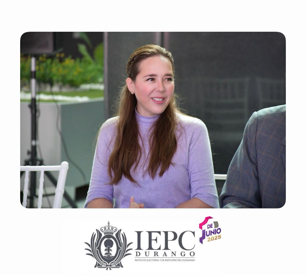 IEPCDurango's tweet photo. El Colegio de Licenciados en Ciencias de la Comunicación de Durango (COLECC) A.C. llevó a cabo su Cuarta Asamblea Ordinaria en las instalaciones del @IEPCDurango; en donde se realizó un simulacro de la elección para los Poderes Judiciales Locales y Federales, así como para la elección de Ayuntamientos.
La Presidenta del @ColeccDgo, Lic. Carmen Quintero, entregó al Consejero Presidente del @IEPCDurango, M.D. Roberto Herrera Hernández y al Consejero Electoral, M.D.E. @ErnestoSaucedoR,  reconocimientos por su compromiso con las y los integrantes de los medios de comunicación, y su apertura en el tratamiento de los temas electorales.   
Además, la Secretaria Ejecutiva, M.D. @pao_almodovar, recibió un reconocimiento para el Pleno del IEPC Durango, por ser una Institución abierta a al diálogo, el consenso y la promoción de la participación ciudadana.