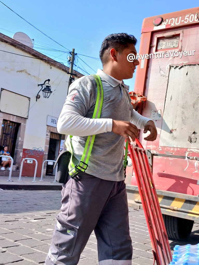 AventuraVoyeur's tweet photo. Hay que beber mucha agua jóvenes 😛 #SabadoDeMorboYProvocación https://t.co/kS9s3tKtK5