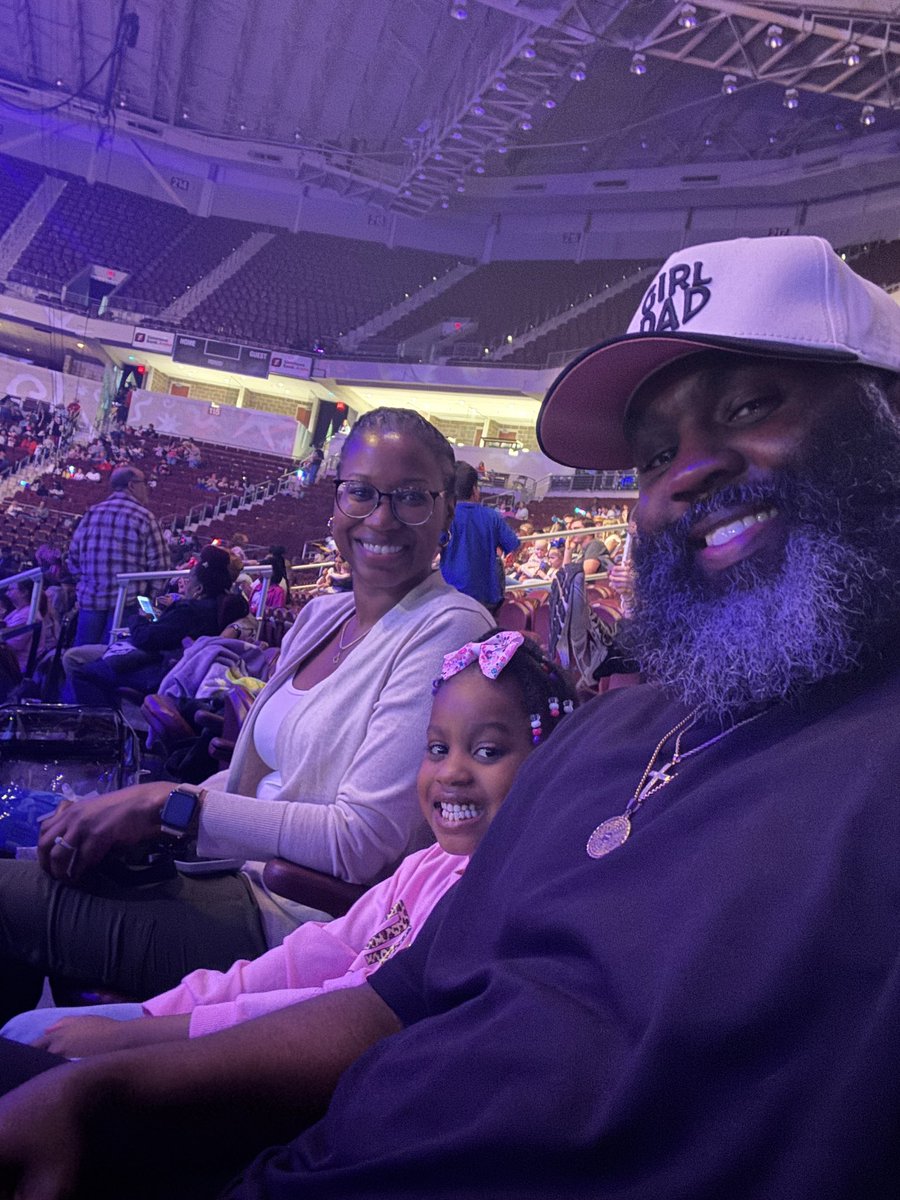 AP_Goins's tweet image. #DISNEYONICE #LITTLEROCK