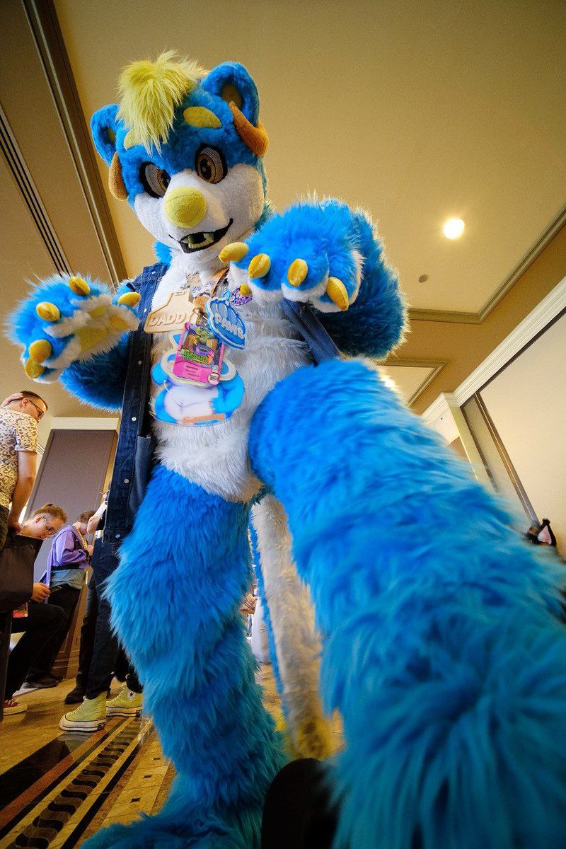 SammyBigBear's tweet photo. Grawr! I'm having a stomping good time at #FurnalEquinox come find me at the con! I'll probably step on ya, but I know you'd like that >:3
📷 by @KaleF0x
#Furnal2025 #FE25 https://t.co/hkV4TnnoWH