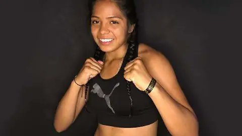 ecamarena1's tweet photo. La mexicana Regina "Rony" Chávez  fue despojada de un triunfo legítimo esta noche frente a la estadounidense Jasmine Artiga por el Título Supermosca @WBABoxing. Conectó más y mejores golpes, fue más certera y debió ganar. Pésimo trabajo de los Jueces en California. @GilberticoWBA https://t.co/XuhHYtcejb