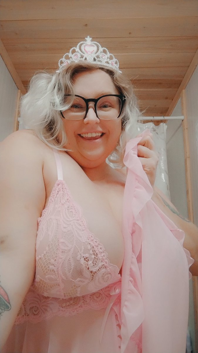 My birthday live was last night on fambase! My ass got so red from how many spanks I had to do 🥳😜🥳 
#birthday #aries #bday #bdaylive #livestreamer #pink #bbw #bbwgoddess #fambase
