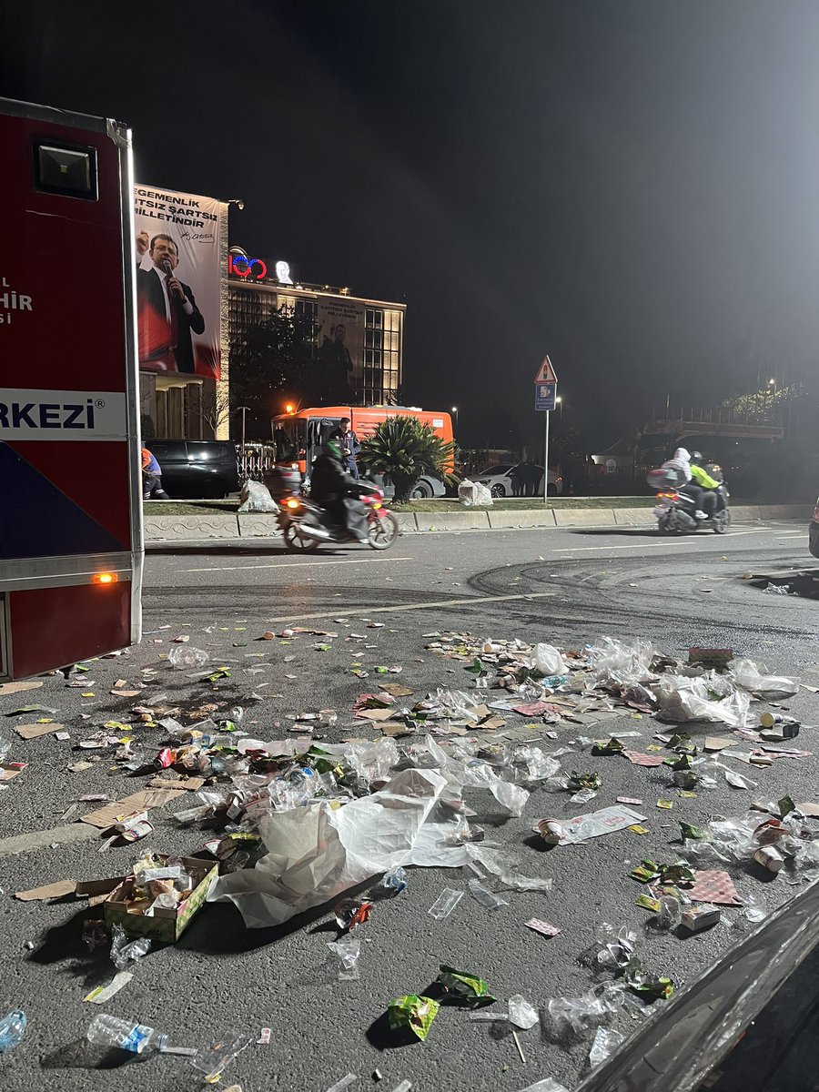 Oluklar çift...
Birinden nur akar, birinden kir...