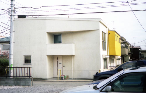 チズちゃんは、大声で奥村さんに「タヌーがトラックの荷台に飛び降りた」と叫んだ。すると奥村さんが慌てて裏口から裸足で駆け出しトラックの前に立ちはだかった。トラックの運転手は「あぶねーじゃねーか」と奥村さんを怒鳴りつけた。もう、その時にはタヌーはトラックの荷台から飛び降り、その姿はな