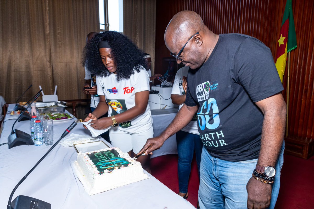 At #EarthHour2025 in Yaoundé, WWF’s Alphonse Ngniado delivered a strong call to protect our planet from #biodiversity loss.  

He joined participants in cutting an Earth Hour cake—symbolizing unity for action.  

#BioDev2030 #BiggestHourForEarth #WWFCameroon