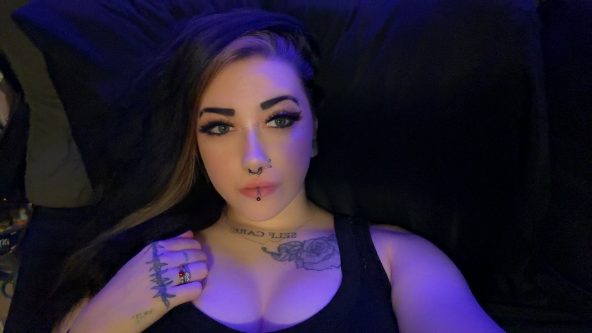 3 pic. It’s been a while, hello!🖤😘 https://t.co/3nztGV9CCU