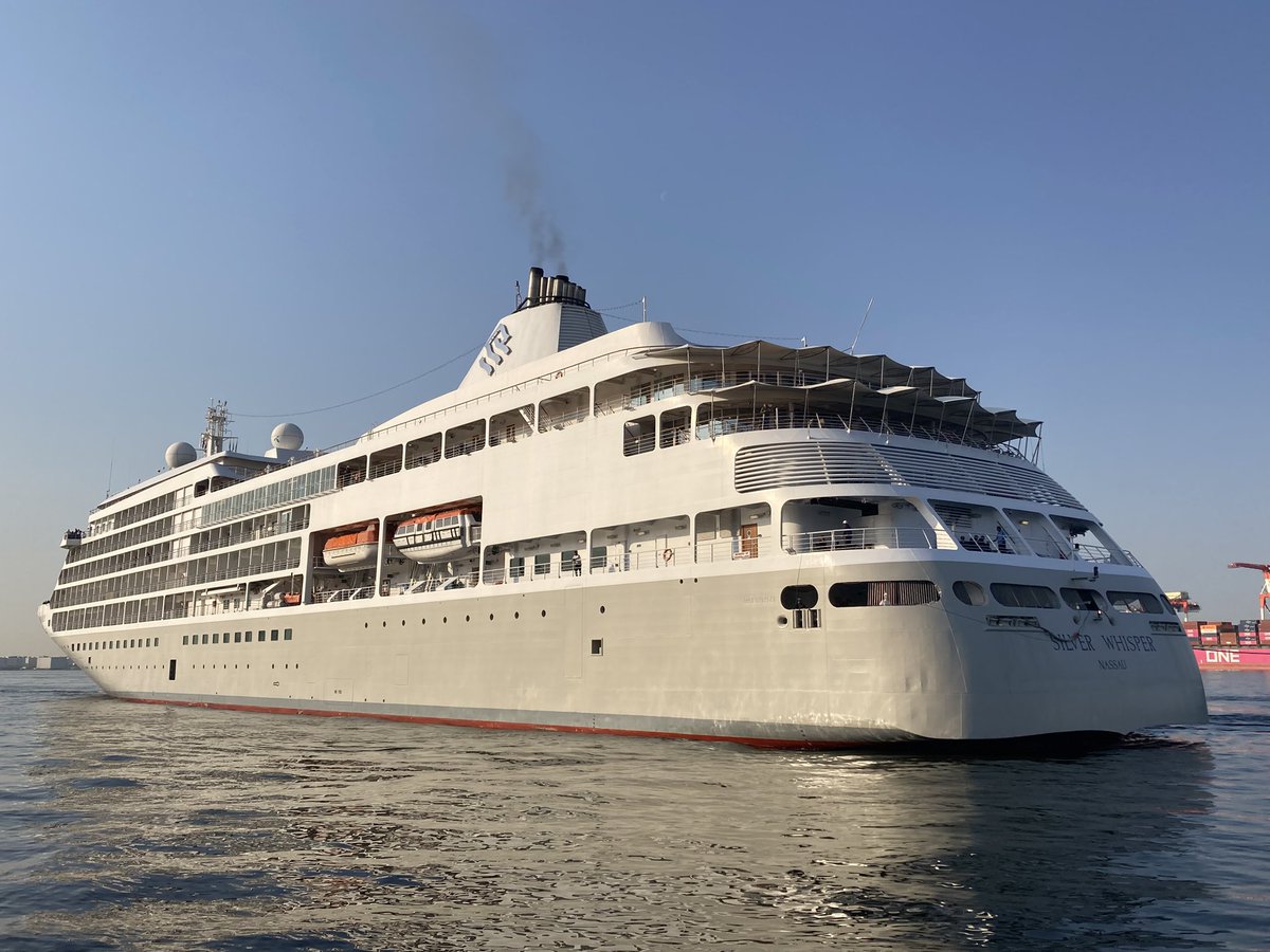 Cruise_Terminal's tweet image. 昨日に続きSILVERの名を冠するSILVER WHISPERが着岸しました⚓️
本日は沖で早めに展開して船尾から入ってくるスタイルでした🛳️
本日23時の出港予定となっております