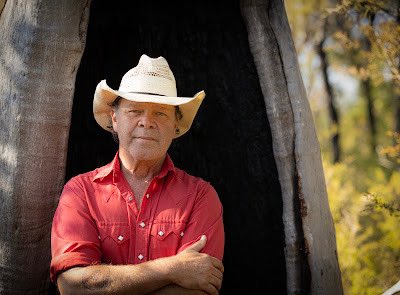 winsordobbin's tweet image. Country idyll: Bacon and @troycassardaley #travel #BaconFest #Kingaroy. gourmetontheroad.com/2025/03/histor…