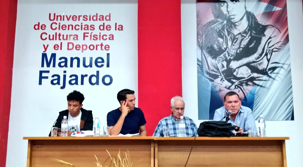 helen_er9512's tweet photo. 🚩Encuentro intergeneracional de dirigentes juveniles. 

🚩Acompañados por Néstor del Prado y @davidlahera1, junto a otros tantos que a lo largo de los años han asumido el difícil reto de representar la juventud cubana. 

En ellos está la fuerza para seguir haciendo por #Cuba 🇨🇺 https://t.co/qgY5OOOfRg