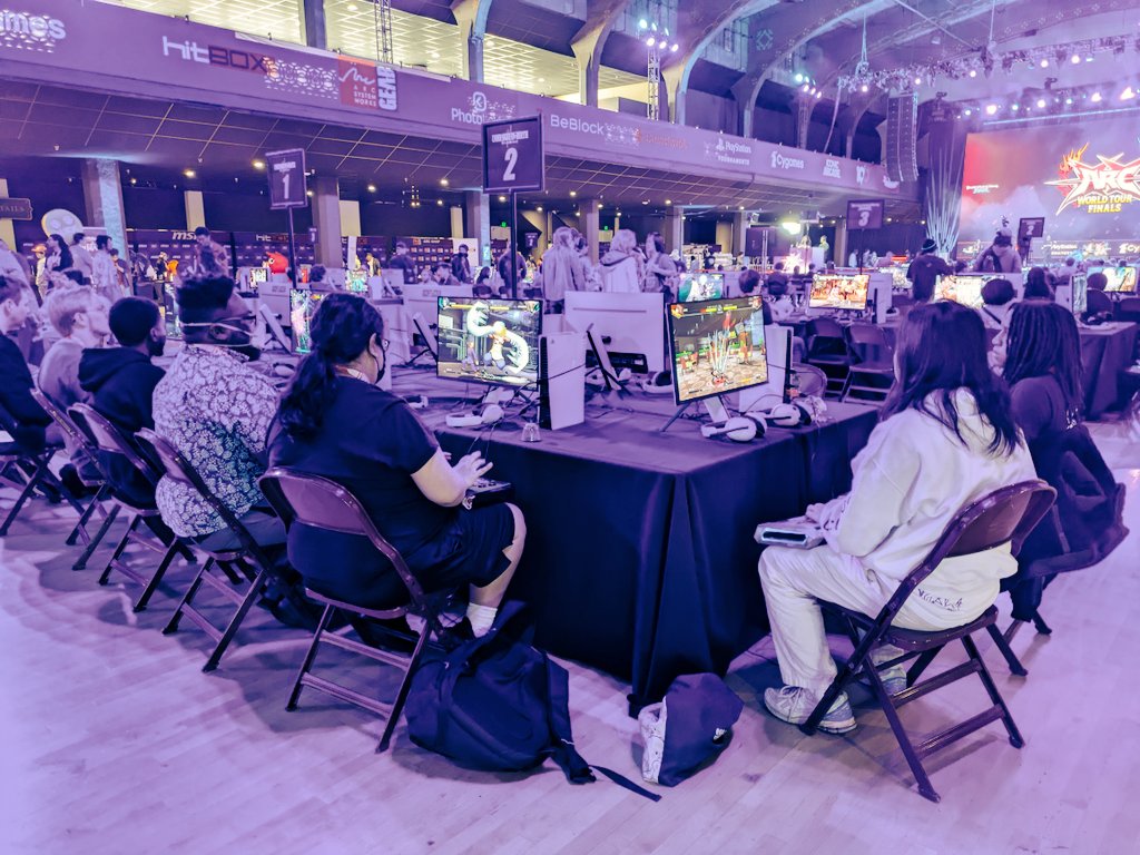 No UNI tournament today, but players are out here connecting through matches. This is what fighting games are about.