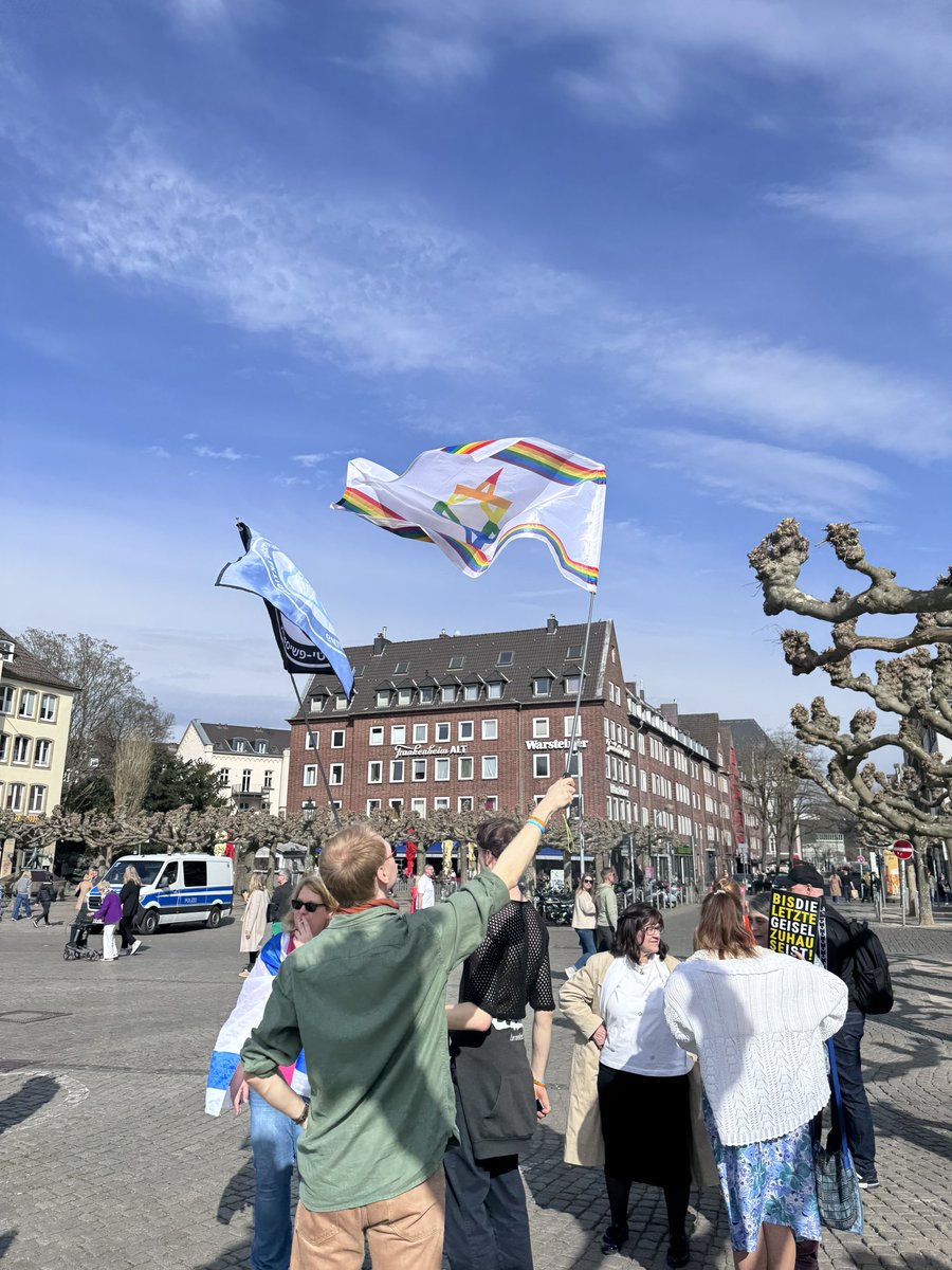 LoveGuerillero's tweet photo. ❤️🖤#dus2203 #gegenjedenantisemitismus #BringThemAllHomeNow https://t.co/oYND4kJ5Zc