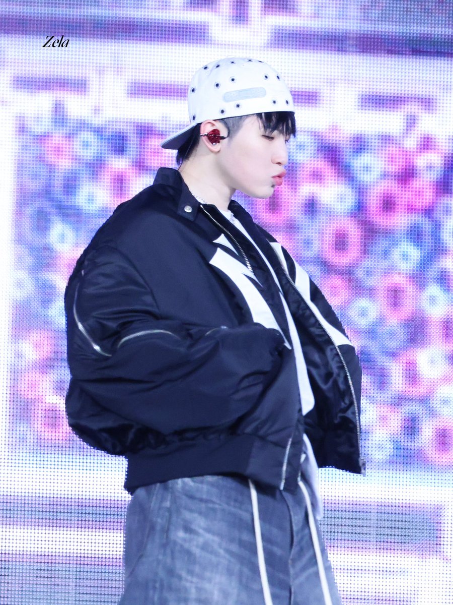 250320 캐럿랜드

뽀뽀🥺

#세븐틴 #SEVENTEEN 
#SEVENTEEN_CARATLAND #이지훈 
#우지 #WOOZI  #ウジ #李知勳 #李知勋