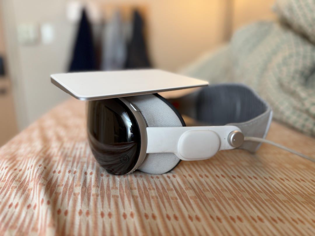 iphonegalaxymd's tweet image. Vision Pro + Magic Trackpad = 🔥🤯 Unreal combo alert! What’s your favorite way to use this dynamic duo? From seamless multitasking to creative workflows, let’s geek out over the possibilities. 🚀✨ #AppleVisionPro #TechSetup