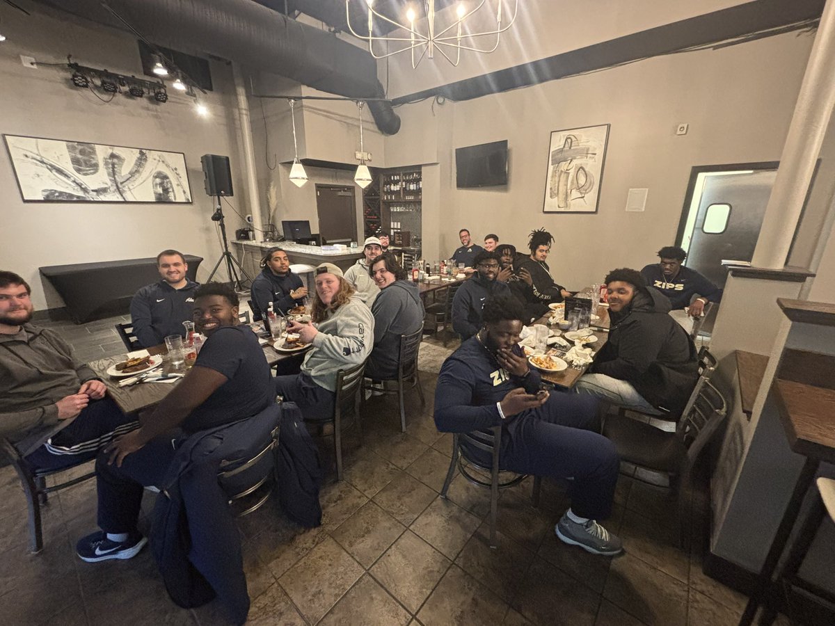 Coach_J_Rod's tweet photo. Twas the night before the first day in pads.. and the #LargeMammals crushed some steaks 🥩
What a bad night to be a cow 🐄 😂 😆
#SpringBall25 #OLDinner🥩
#ZipEmUp🤐🔵🦘 https://t.co/MNO9KQJnBY