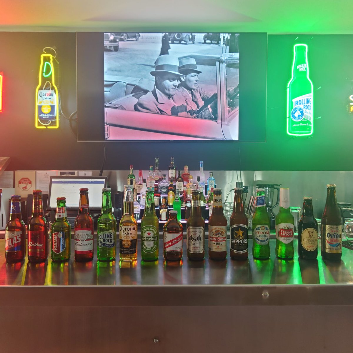 Nuestra selección de cervezas: Atlas, Balboa, Panamá, Budweiser, Rolling Rock, Corona Extra, Heineken, Red Stripe, Asahi, Kirin Ichiban, Sapporo, Peroni Nastro Azzurro, Stella Artois, Guinness, Orion