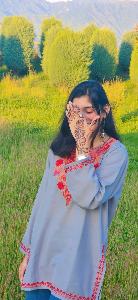 gypsysoulstring's tweet photo. If Mariam walked among us, she'd wear silence like armor, and her pheran like poetry. Even in the valley, she’d look east  to where the sun once rose for her. If she existed, she’d teach us this: that endurance, too, is a kind of rebellion 🤍🏔️🍁

@khaledhosseini https://t.co/NUxqCLysvv