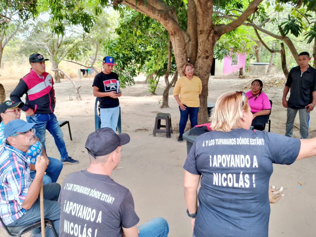 AnzoateguiMrt3's tweet photo. 🔴⚫ En el año de la Comuna y el Fortalecimiento Económico nuestros camaradas Resp. del eje sur  Alexander Diaz, Resp. Regional de estadística y política electoral Freddy Duran y Williams Díaz realizaron reunión organizativa junto con militancia del Mpio. Francisco de Miranda. https://t.co/GNriN6X8aw