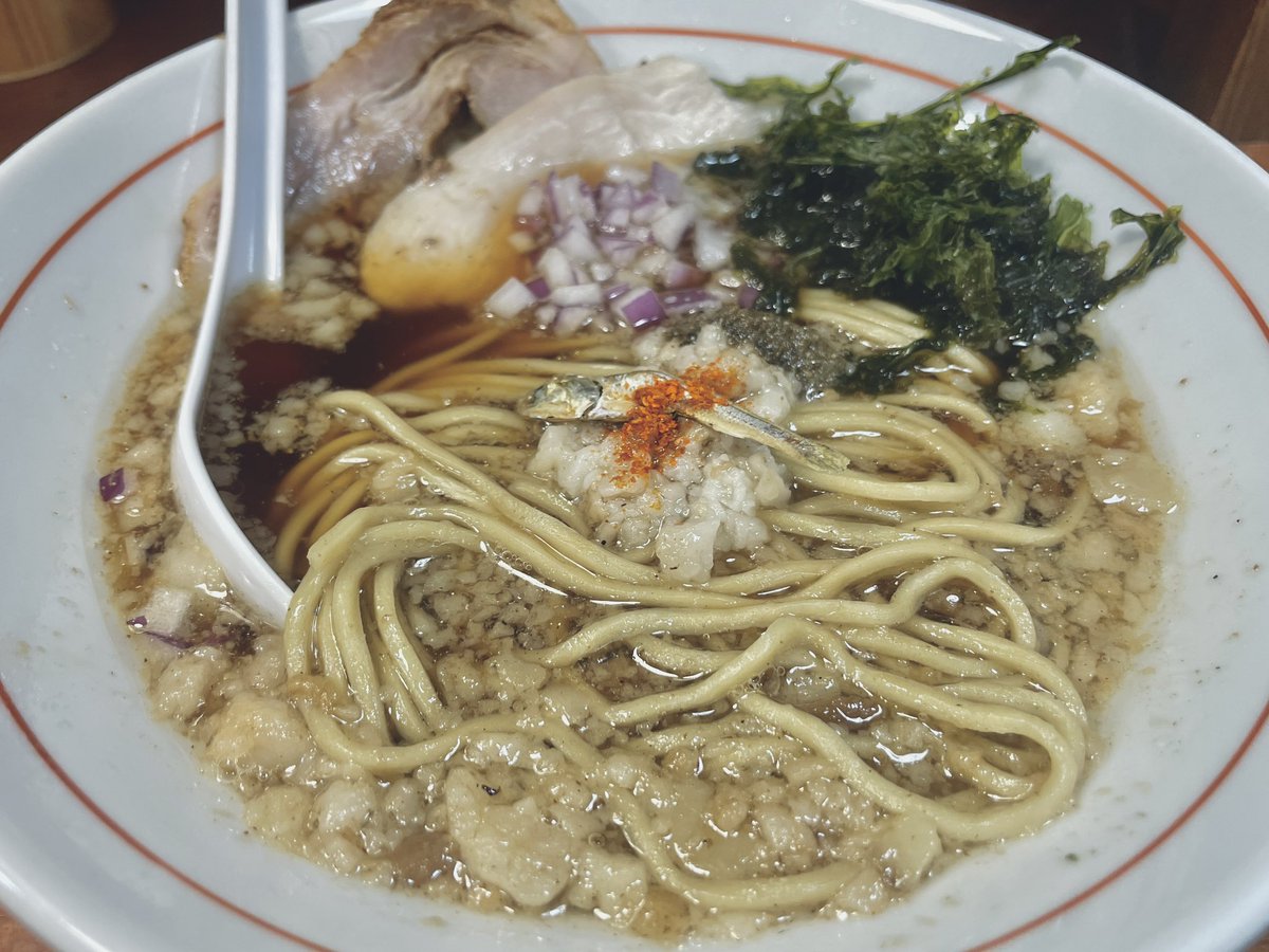 1kkn0oc2's tweet photo. おとといの夜は
麺屋鮮太さんで燕三条風ラーメン。

相変わらずうまいですね！好きなやつ。
食べやすいし味のバランスも良く、量もちょうどいい。

ビジュアルも素敵でトッピングたちのおかげで最後まで飽きることなくもちろん完飲。

深夜にこのクオリティの🍜を提供し続けてくれることに大感謝です。 https://t.co/ClpSqnHSzB