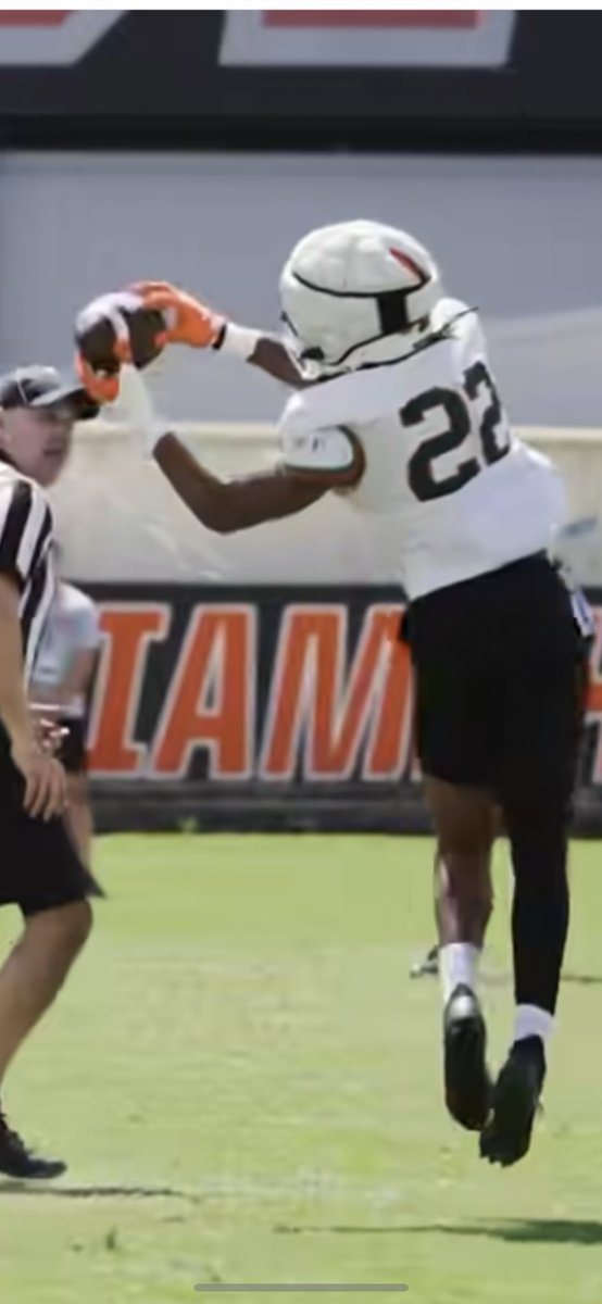 TawanaR85778020's tweet image. Two interceptions at practice today🥰 and the BBQ was good too 😂🧡💚 #Springpractice#Family BBQ..