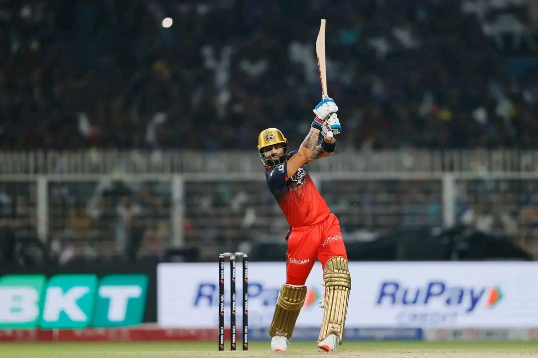 The chase master at work 🫡

FIFTY 🆙 for Virat Kohli as he continues to entertain Kolkata with his batting masterclass ✨
#TATAIPL | #KKRvRCB | <a href="/imVkohli/">Virat Kohli</a>