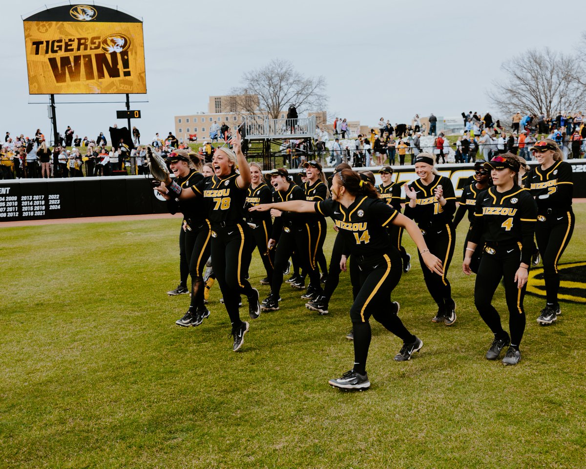 Down goes the top-ranked team in the country!! 

#OwnIt #MIZ 🐯🥎