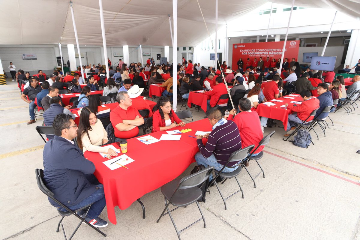 Hoy estuve en el CDE del #PRI en el proceso de renovación de comités municipales, donde se aplicó el examen de conocimientos básicos a los aspirantes. Acompañamos a César Harfuch, del <a href="/IRHfilialPuebla/">IRHfilialPueblaMunicipal</a>, y a nuestro secretario de Organización, Adrián Trujillo.