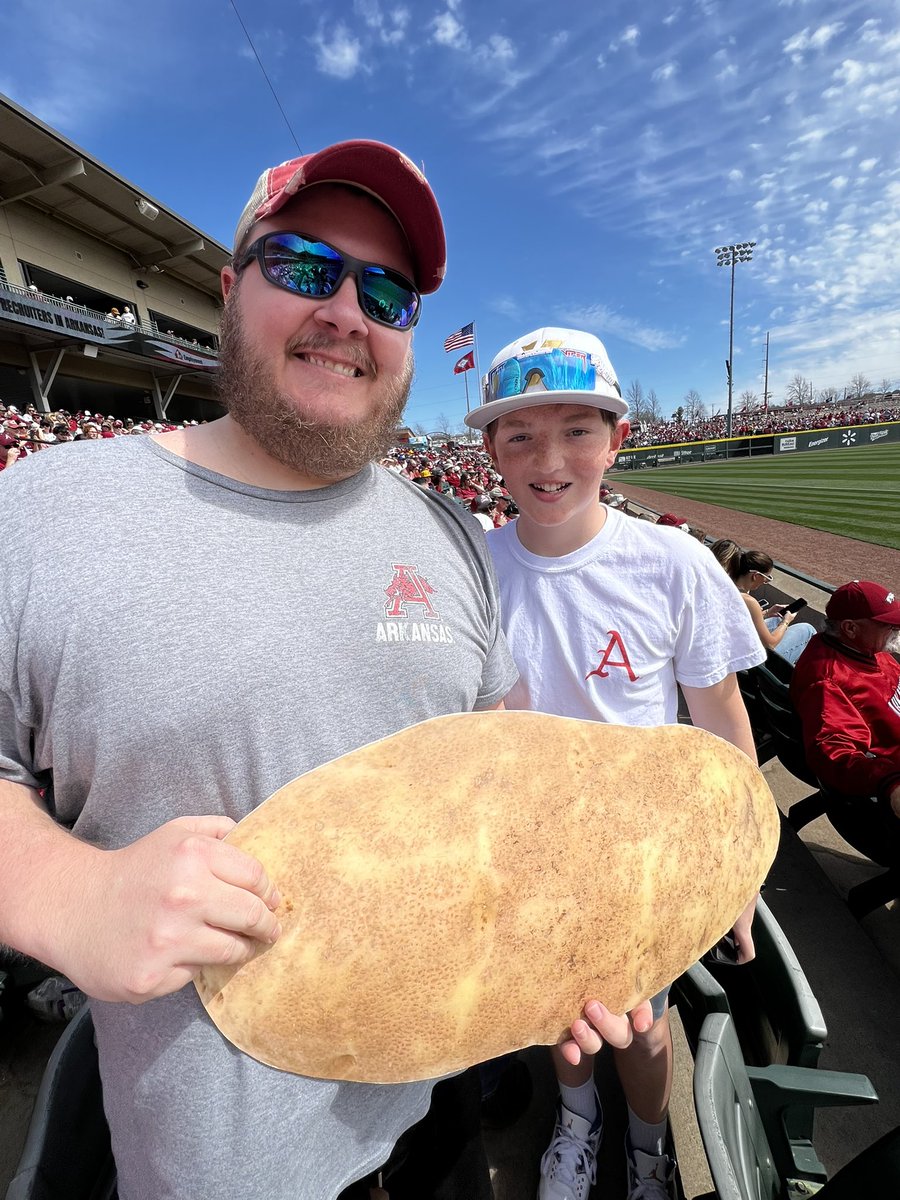 Had the pleasure of meeting this nice young sir! He asked for a photo and I could not nor would not say no! Good day to you sir! #gooddaytaters #eatyourtaters #tatersgonnatate #hogswin #hogsvgamecocks #game2 #wps #thisisbaseball #ohmahogs #secnetwork #espn #razorbackbaseball